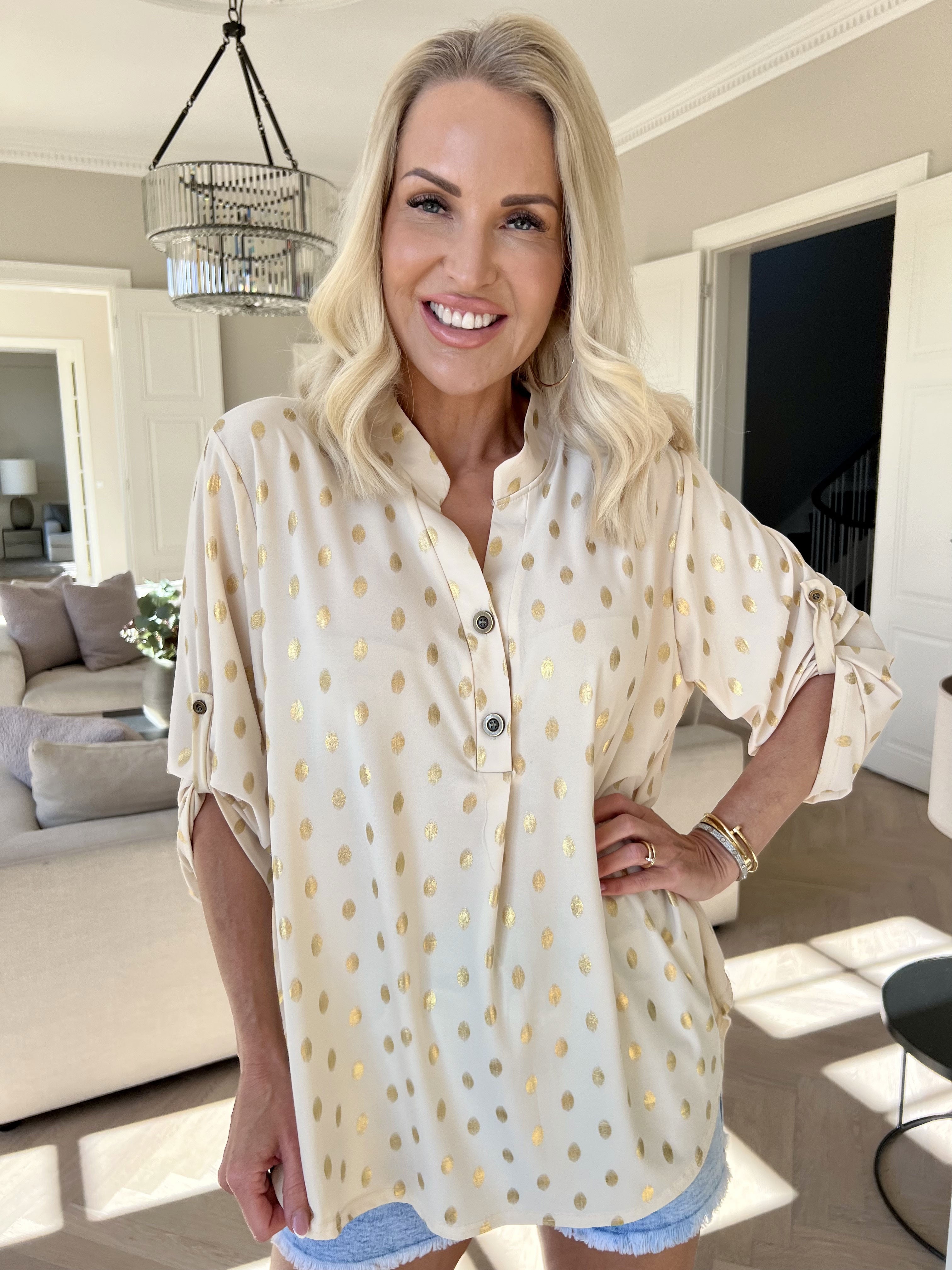 Ebba Gold Shirt - Elastisk bluse med guld dutter